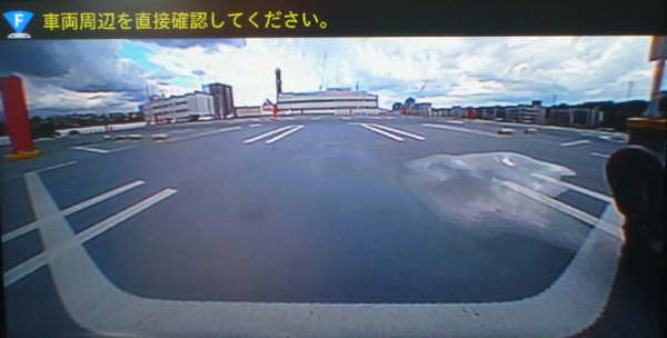 車両前方（右隅）のモニター映像(ノーマルアングルモード)